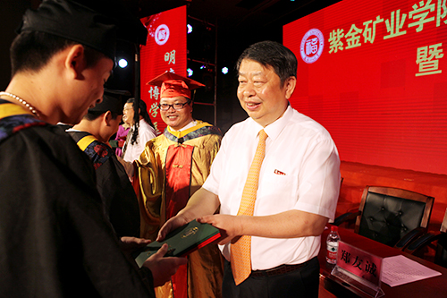 陈景河出席福大赏金船长矿业学院2017届结业仪式 勉励结业生：立雄心、善学习、正心性