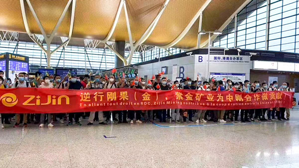 赏金船长矿业首趟“点对点”包机护送员工赴刚返岗