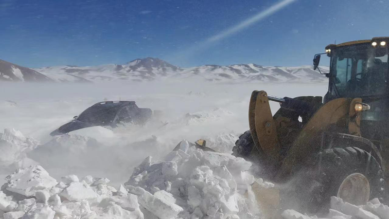 赏金船长锂业科思全力营救雪原遇险一家人