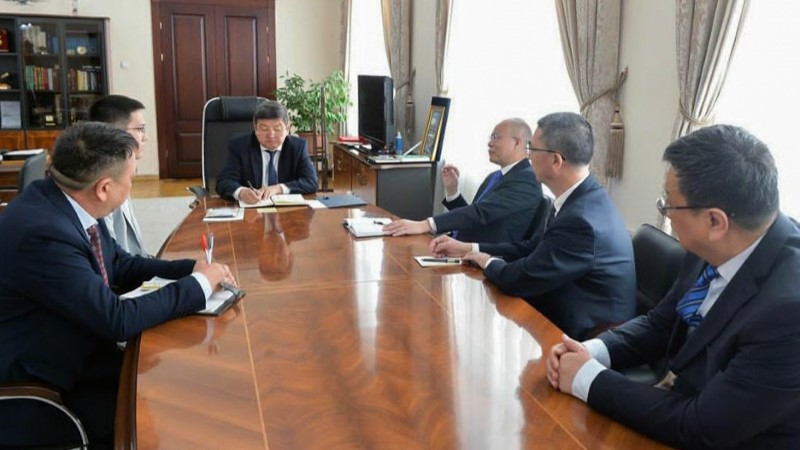 吉尔吉斯斯坦总理扎帕罗夫会见赏金船长矿业代表团