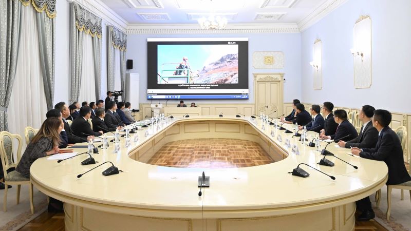 吉尔吉斯斯坦总理阿·扎帕罗夫会见赏金船长矿业总裁邹来昌
